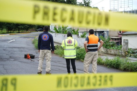 Por seguridad, permanece cerrado el carril de incorporación a Las Trancas sobre el distribuidor de La Ciénega debido a un socavón provocado por las lluvias.
Prohibido el paso vehicular y peatonal hasta nuevo aviso.


#EmilianoZapata #AvisoImportante #Tránsito #SeguridadVial

