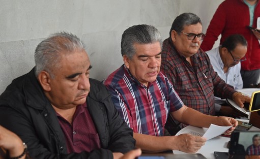 El presidente de la Alianza de Transportistas y Anexos de Veracruz, Pedro Fernández Fernández, acompañado de miembros del Comité Directivo Estatal y representantes de diversas regiones del estado, en rueda de prensa para reiterar tres demandas centrales al gobierno de Veracruz: una revisión justa de tarifas, la inclusión en el fideicomiso estatal para la modernización del transporte y la regulación equitativa de plataformas digitales.
