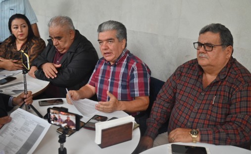 El presidente de la Alianza de Transportistas y Anexos de Veracruz, Pedro Fernández Fernández, acompañado de miembros del Comité Directivo Estatal y representantes de diversas regiones del estado, en rueda de prensa para reiterar tres demandas centrales al gobierno de Veracruz: una revisión justa de tarifas, la inclusión en el fideicomiso estatal para la modernización del transporte y la regulación equitativa de plataformas digitales.
