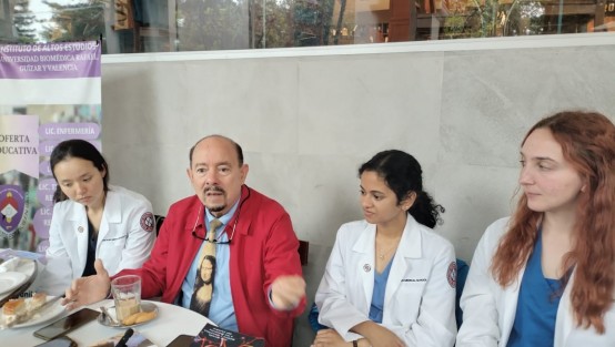 El doctor Francisco Aguilar Rebolledo, rector de la Universidad Biomédica Rafael Guizar y Valencia dio a conocer que lamentablemente el suicidio en los jóvenes ha aumentado por causas multifactoriales y los más afectados son de 18 a 23 años.
