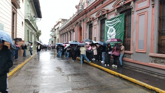 Se vuelve a manifestar la comunidad estudiantil del CPX, durante la mañana de este jueves, bloqueando las calles Juárez y Enríquez, esto tras de destitución del director Luis Manuel González.
