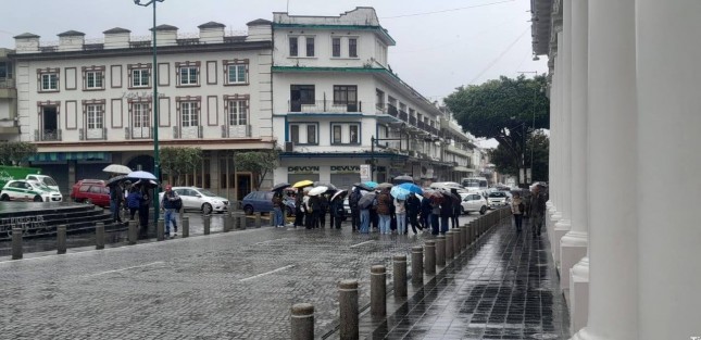 Se vuelve a manifestar la comunidad estudiantil del CPX, durante la mañana de este jueves, bloqueando las calles Juárez y Enríquez, esto tras de destitución del director Luis Manuel González.
