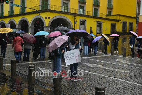 Padres de familia y alumnos del Colegio Preparatorio de Xalapa bloquean calles en protesta por el cese del director Luis Manuel González.
Calles afectadas:
 Juárez (entre Lucio y Revolución)
 Enríquez, frente a la Catedral
 Toma precauciones y usa vías alternas.