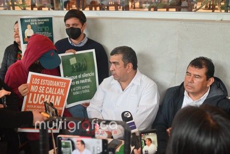 Padres de familia y alumnos del Colegio Preparatorio de Xalapa bloquean calles en protesta por el cese del director Luis Manuel González.
Calles afectadas:
 Juárez (entre Lucio y Revolución)
 Enríquez, frente a la Catedral
 Toma precauciones y usa vías alternas.