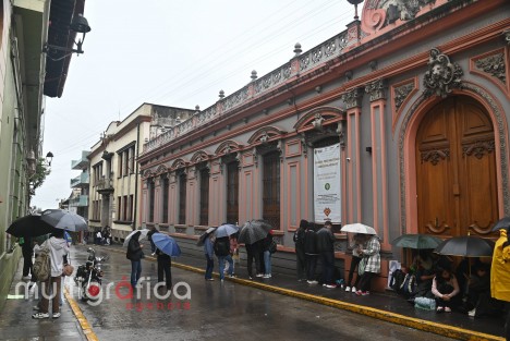 Padres de familia y alumnos del Colegio Preparatorio de Xalapa bloquean calles en protesta por el cese del director Luis Manuel González.
Calles afectadas:
 Juárez (entre Lucio y Revolución)
 Enríquez, frente a la Catedral
 Toma precauciones y usa vías alternas.