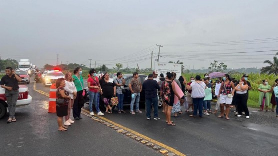 Continúa el bloqueo sobre la carretera federal Coatzacoalcos-Villahermosa, por habitantes de la congregación de Mundo Nuevo, quienes piden una solución urgente por los fuertes olores químicos en la zona. 
 