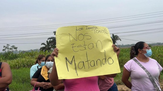 Continúa el bloqueo sobre la carretera federal Coatzacoalcos-Villahermosa, por habitantes de la congregación de Mundo Nuevo, quienes piden una solución urgente por los fuertes olores químicos en la zona. 
 