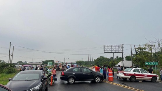 Continúa el bloqueo sobre la carretera federal Coatzacoalcos-Villahermosa, por habitantes de la congregación de Mundo Nuevo, quienes piden una solución urgente por los fuertes olores químicos en la zona. 
 