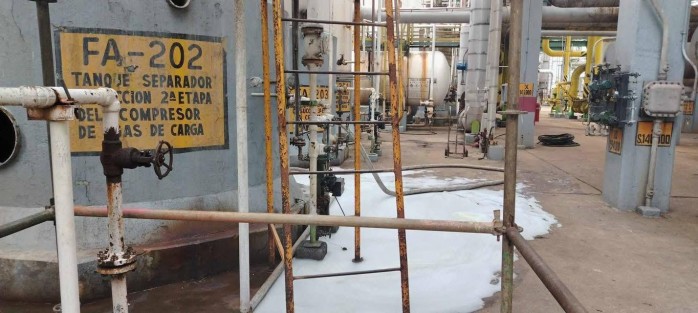 Trabajadores denuncian vertimientos no controlados de sustancias químicas desde la planta de etileno hacia el drenaje pluvial. La falta de mantenimiento y el manejo deficiente de residuos como sosa cáustica podrían estar rebasando la capacidad de tratamiento de efluentes, generando malos olores y preocupación en comunidades cercanas.