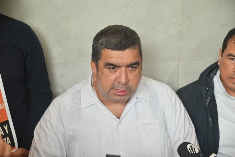 Luis Manuel González Hernández, exdirector del Colegio Preparatorio de Xalapa, ofreció una rueda de prensa junto a su abogado, Roberto Mercado, para denunciar su destitución tras 32 años de servicio. Asegura que su despido fue arbitrario y con motivaciones políticas, y niega categóricamente las acusaciones de acoso que habrían motivado su cese.

