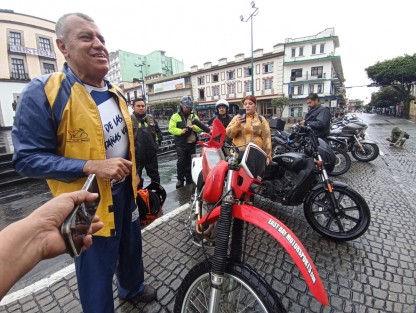 Motociclistas de la Organización Líderes del Estado de Veracruz se manifestaron frente a Palacio de Gobierno para pedir a la gobernadora Rocío Nahle que reconsidere el cobro del reemplacamiento, al considerar que exigirlo a quienes están al corriente en sus pagos es injusto y castiga a los ciudadanos cumplidos.


