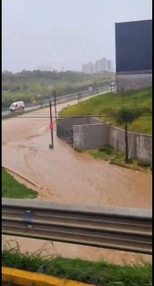 Se reportó la tarde de este viernes encharcamientos e inundaciones en las calles y avenidas  Arco Sur, Lázaro Cárdenas y el distribuidor vial de la zona conurbada Xalapa, Emiliano Zapata, a la altura de la plaza el Juguete.