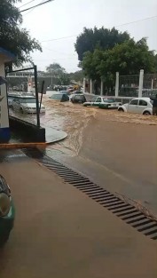 Se reportó la tarde de este viernes encharcamientos e inundaciones en las calles y avenidas  Arco Sur, Lázaro Cárdenas y el distribuidor vial de la zona conurbada Xalapa, Emiliano Zapata, a la altura de la plaza el Juguete.