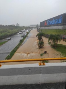 Se reportó la tarde de este viernes encharcamientos e inundaciones en las calles y avenidas  Arco Sur, Lázaro Cárdenas y el distribuidor vial de la zona conurbada Xalapa, Emiliano Zapata, a la altura de la plaza el Juguete.