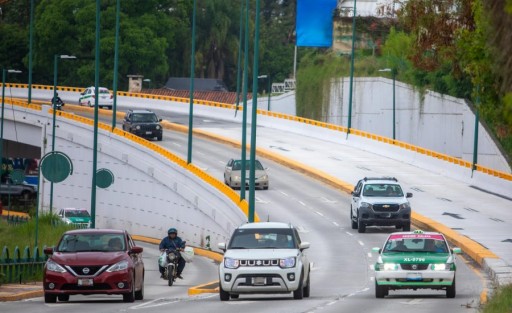 A partir de este viernes fue reabierta al tránsito vehicular la parte superior del Circuito Presidentes, con lo que ya funcionan los carriles de circulación en dirección al Velódromo de Xalapa y a la zona de la avenida Rafael Murillo Vidal.

