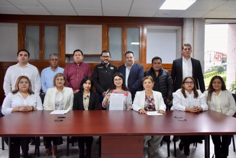 Con el objetivo de generar consensos que coadyuven a preservar la gobernabilidad en el municipio y redunden en beneficios para la población, la Comisión Permanente de Gobernación del Congreso del Estado, realizó una audiencia de diálogo con la presidenta municipal de Álamo Temapache. 