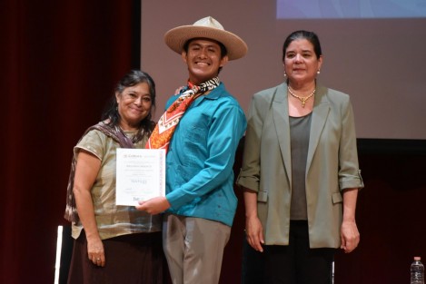 Creadores textiles veracruzanos fueron reconocidos a nivel nacional por la calidad, innovación y riqueza cultural de sus obras, en el Concurso Nacional de Textiles 2025, organizado por el Fondo Nacional para el Fomento de las Artesanías (FONART) en colaboración con el Instituto Nacional de Antropología e Historia (INAH).
