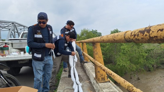 Tras el reporte de una fuerte derrame de hidrocarburos sobre las aguas del rio Cazones, personal de Petróleos Mexicanos y de la Unidad Municipal de Protección Civil Municipal quienes realizaron la instalación estratégica de barreras de cordón oleofílico en el Puente Cazones 1, 