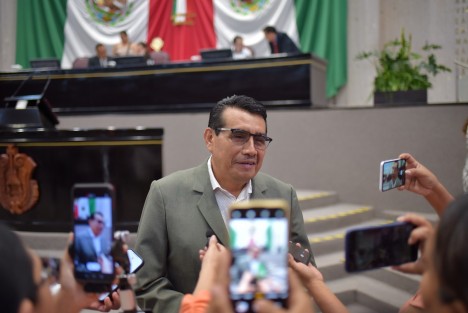El derecho al acceso a la información pública en el estado está garantizado y con las propuestas de la gobernadora de Veracruz, Rocío Nahle García, además de optimizar el uso de los recursos públicos, se podrá contar con una legislación moderna y vanguardista que dará certeza a los actos de transparencia, afirmó el presidente de la Junta de Coordinación Política (Jucopo) del Congreso local, diputado Esteban Bautista Hernández.