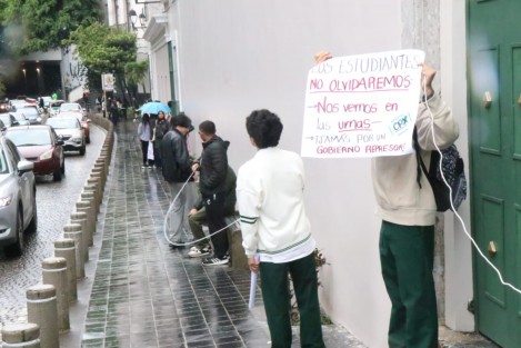 Luego de ser atendidos por la gobernadora Rocío Nahle, un grupo de estudiantes del Colegio Preparatorio de Xalapa, quienes protestaron  por el cese de Luis Manuel González director del CPX en el Palacio de Gobierno, al cual rodearon con una valla humana, se retiraron con la promesa de que sus peticiones serán atendidas.


