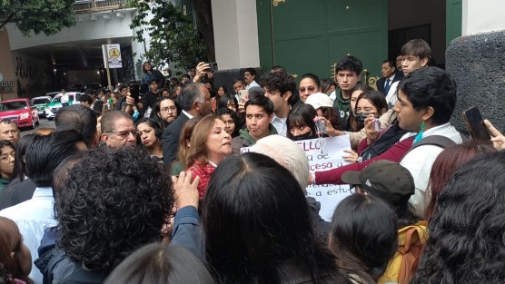Luego de ser atendidos por la gobernadora Rocío Nahle, un grupo de estudiantes del Colegio Preparatorio de Xalapa, quienes protestaron  por el cese de Luis Manuel González director del CPX en el Palacio de Gobierno, al cual rodearon con una valla humana, se retiraron con la promesa de que sus peticiones serán atendidas.


