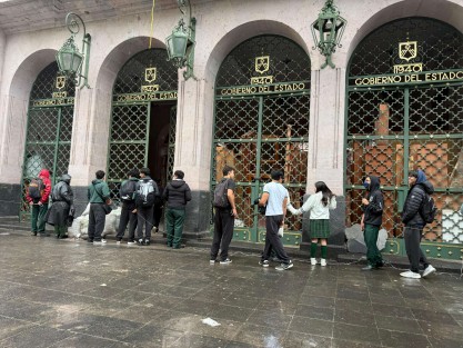 Luego de ser atendidos por la gobernadora Rocío Nahle, un grupo de estudiantes del Colegio Preparatorio de Xalapa, quienes protestaron  por el cese de Luis Manuel González director del CPX en el Palacio de Gobierno, al cual rodearon con una valla humana, se retiraron con la promesa de que sus peticiones serán atendidas.


