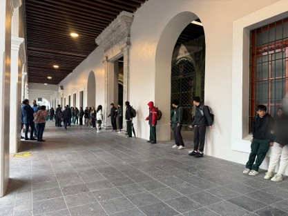 Luego de ser atendidos por la gobernadora Rocío Nahle, un grupo de estudiantes del Colegio Preparatorio de Xalapa, quienes protestaron  por el cese de Luis Manuel González director del CPX en el Palacio de Gobierno, al cual rodearon con una valla humana, se retiraron con la promesa de que sus peticiones serán atendidas.


