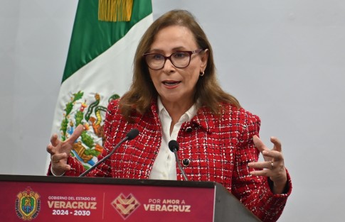 La gobernadora Rocío Nahle García reconoció que su administración “ni siquiera sabía” sobre la operación de la llamada “minirefinería de huachicol” asegurada por autoridades federales en Coatzacoalcos en días pasados.

En conferencia de prensa, la mandataria celebró el actuar de la Fiscalía General de la República (FGR), la cual no informó sobre el operativo a las autoridades estatales. “Por lo general así se hace. Qué bueno que no hay filtraciones, también la Fiscalía General del Estado cuando hace algunos operativos no informa. Si la FGR considera que tiene que ser un operativo cerrado, bien, está bien”, dijo.