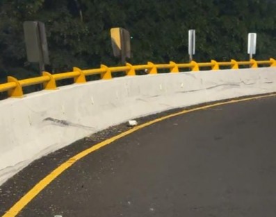 La noche del domingo se registró un accidente sobre el puente que conecta las avenidas Lázaro Cárdenas y Murillo Vidal, en Xalapa. Dos jóvenes que se desplazaban en una motocicleta ; una perdió la vida y la otra resultó herida.
