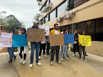 Estudiantes de la Universidad Veracruzana protestan en la Rectoría para exigir les otorguen becas de posgrados, las cual el rector Martín Aguilar se comprometió a gestionar.
