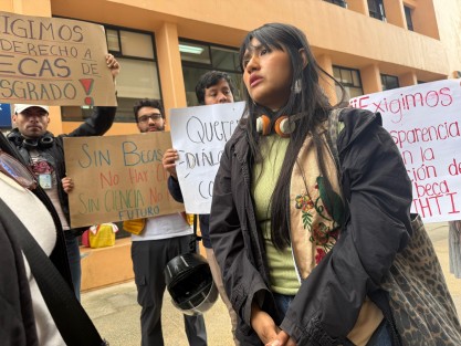 Estudiantes de la Universidad Veracruzana protestan en la Rectoría para exigir les otorguen becas de posgrados, las cual el rector Martín Aguilar se comprometió a gestionar.
