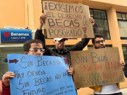 Estudiantes de la Universidad Veracruzana protestan en la Rectoría para exigir les otorguen becas de posgrados, las cual el rector Martín Aguilar se comprometió a gestionar.
