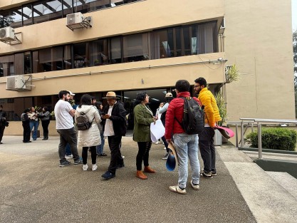 Estudiantes de la Universidad Veracruzana protestan en la Rectoría para exigir les otorguen becas de posgrados, las cual el rector Martín Aguilar se comprometió a gestionar.
