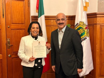 Lutgarda Madrigal Valdez recibe su nombramiento como titular de la Comisión Estatal de Búsqueda de Veracruz, de manos del secretario de Gobierno, Ricardo Ahued Bardahuil.


