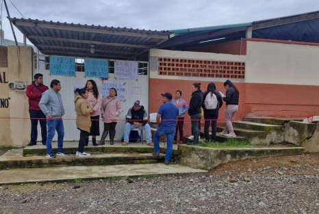 Madres y padres de familia de la primaria “Francisco Villa” se manifestaron este martes en rechazo al cambio de la maestra titular de tercer grado. Aseguran que no fueron notificados ni tomados en cuenta en la decisión.
