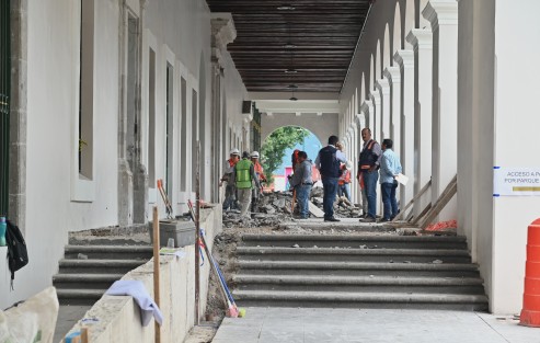 Trabajadores de las compañías contratadas para remodelar el palacio de gobierno comenzaron a levantar el piso del corredor de este edificio que fue construido en 1855 a decir de los que saben ese piso se a cambiado como tres veces.
