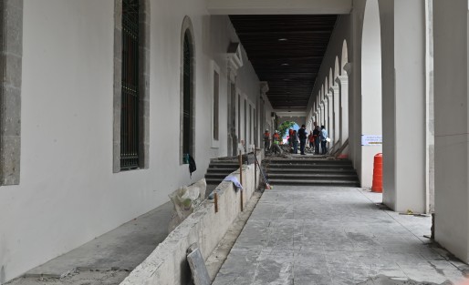 Trabajadores de las compañías contratadas para remodelar el palacio de gobierno comenzaron a levantar el piso del corredor de este edificio que fue construido en 1855 a decir de los que saben ese piso se a cambiado como tres veces.
