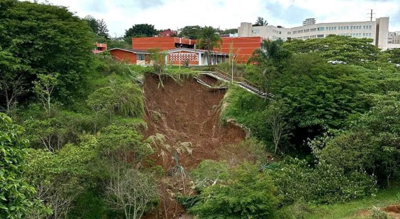 Deslave en el terreno de la Escuela Normal Veracruzana “Manuel Suárez Trujillo”, en Xalapa, Veracruz. A casi un año del primer colapso registrado, las obras de contención prometidas por la SEV y el Instituto de Espacios Educativos no han sido concluidas, lo que ha obligado a suspender clases y mantiene en riesgo a la comunidad escolar.

