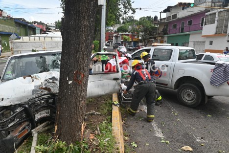 Esta tarde, un conductor sufrió un ataque epiléptico mientras manejaba una camioneta Nissan estaquitas blanca sobre la avenida Ruiz Cortines, a la altura de Los Lavaderos, en dirección a Los Sauces (colonia Represa del Carmen).

El vehículo perdió el control, impactó la fachada de una vivienda, derribó un poste telefónico, chocó con varios autos y terminó contra un árbol.
