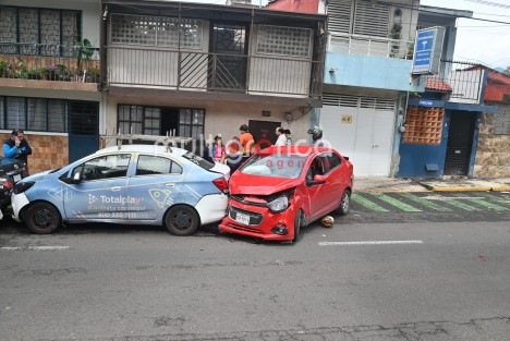 Esta tarde, un conductor sufrió un ataque epiléptico mientras manejaba una camioneta Nissan estaquitas blanca sobre la avenida Ruiz Cortines, a la altura de Los Lavaderos, en dirección a Los Sauces (colonia Represa del Carmen).

El vehículo perdió el control, impactó la fachada de una vivienda, derribó un poste telefónico, chocó con varios autos y terminó contra un árbol.

