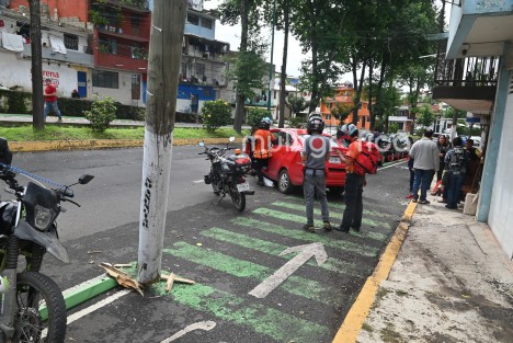 Esta tarde, un conductor sufrió un ataque epiléptico mientras manejaba una camioneta Nissan estaquitas blanca sobre la avenida Ruiz Cortines, a la altura de Los Lavaderos, en dirección a Los Sauces (colonia Represa del Carmen).

El vehículo perdió el control, impactó la fachada de una vivienda, derribó un poste telefónico, chocó con varios autos y terminó contra un árbol.
