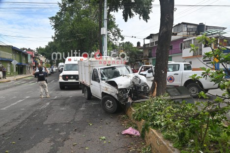 Esta tarde, un conductor sufrió un ataque epiléptico mientras manejaba una camioneta Nissan estaquitas blanca sobre la avenida Ruiz Cortines, a la altura de Los Lavaderos, en dirección a Los Sauces (colonia Represa del Carmen).

El vehículo perdió el control, impactó la fachada de una vivienda, derribó un poste telefónico, chocó con varios autos y terminó contra un árbol.
