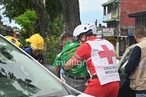 Esta tarde, un conductor sufrió un ataque epiléptico mientras manejaba una camioneta Nissan estaquitas blanca sobre la avenida Ruiz Cortines, a la altura de Los Lavaderos, en dirección a Los Sauces (colonia Represa del Carmen).

El vehículo perdió el control, impactó la fachada de una vivienda, derribó un poste telefónico, chocó con varios autos y terminó contra un árbol.

