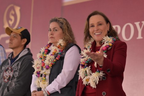 Cumpliendo una promesa hecha en campaña, la gobernadora Rocío Nahle García puso en marcha el programa Apoyo a la Palabra–Plan México, con una inversión inicial de 100 millones de pesos, en beneficio de 4 mil emprendedores en 112 municipios, con cero intereses y sin intermediarios.
