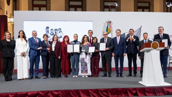 La presidenta Claudia Sheinbaum, signo y  atestiguó la firma de convenios por parte de gobernadores estatales para la instauración de los Polos de Desarrollo para el Bienestar (PODEBI), entre ellos el correspondiente a Tuxpan, Veracruz

