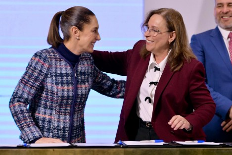 La presidenta Claudia Sheinbaum, signo y  atestiguó la firma de convenios por parte de gobernadores estatales para la instauración de los Polos de Desarrollo para el Bienestar (PODEBI), entre ellos el correspondiente a Tuxpan, Veracruz
