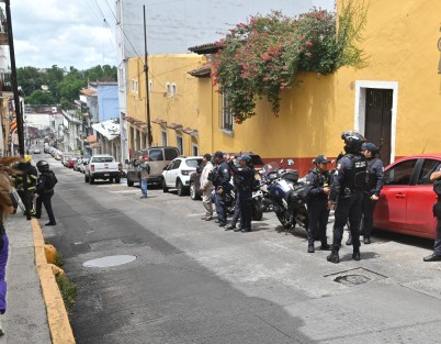 
Rigoberto Suarez
Adjuntos
12:22 (hace 21 minutos)
para mí, beto

Bomberos de Xalapa y personal de Protección Civil Municipal se movilizó por una sobrecarga de gas en edificio ubicado en la calle Sebastián Camacho justo frente a la torre de la SSP.