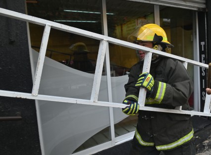 
Rigoberto Suarez
Adjuntos
12:22 (hace 21 minutos)
para mí, beto

Bomberos de Xalapa y personal de Protección Civil Municipal se movilizó por una sobrecarga de gas en edificio ubicado en la calle Sebastián Camacho justo frente a la torre de la SSP.