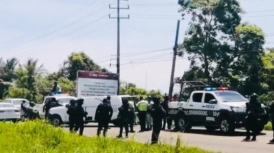 La violencia volvió a estremecer al sur de Veracruz este jueves, luego de que restos humanos fueran localizados abandonados dentro de una maleta y una caja de cartón sobre la carretera antigua Minatitlán–Coatzacoalcos, a la altura del puente Calzadas, en el municipio de Cosoleacaque.
