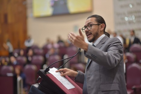 Diputadas y diputados propusieron reformar cuatro artículos de la Constitución Política del estado de Veracruz y armonizarla con la Carta Magna federal, a fin de fortalecer el ejercicio de los derechos políticos, al prohibir la reelección inmediata para legisladores y ediles, y al incorporar el concepto de “nepotismo electoral” como impedimento para el acceso a cargos de elección popular garantizado una representación más efectiva, equitativa y transparente.
